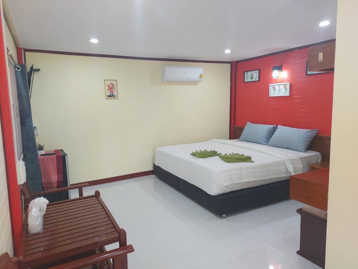 Haad Somboon House Hotel Bang Saphan Exterior foto