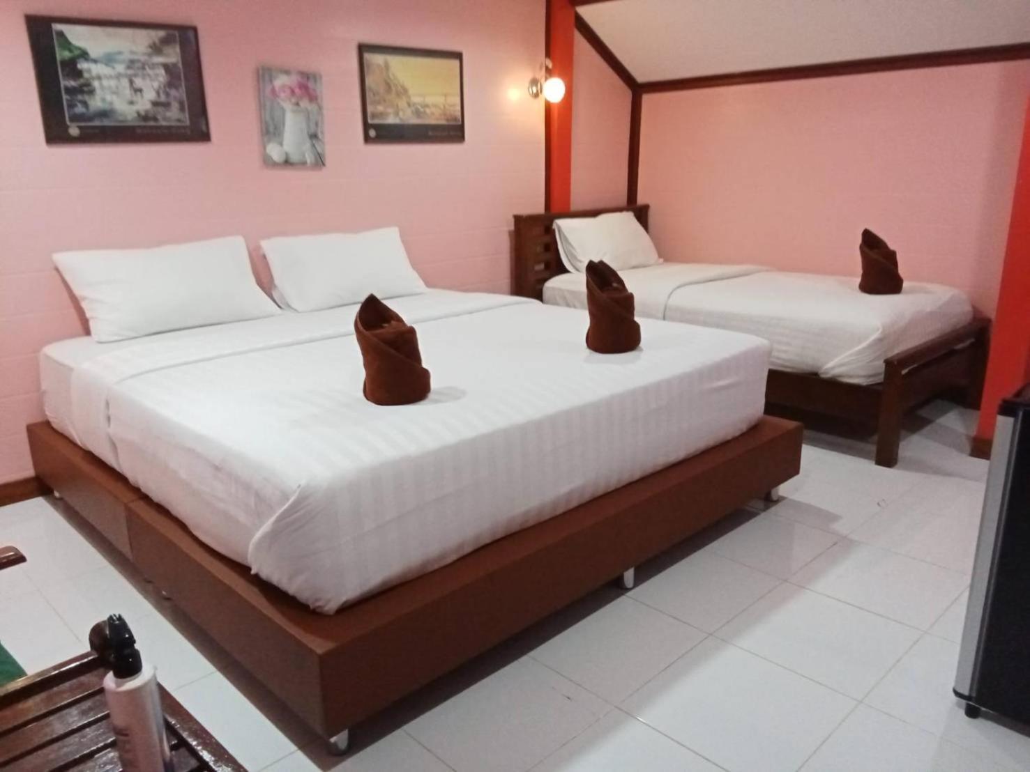 Haad Somboon House Hotel Bang Saphan Exterior foto